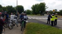 Policjanci i młodzież na rowerach