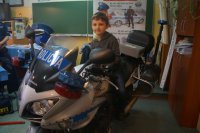 Dziecko na policyjnym motocyklu