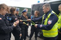 Policjanci i uczennice PZS w Lędzinach podczas &quot;Dnia przedsiębiorczości&quot;