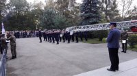 Orkiestra policyjna, uczniowie klas mundurowych i Pierwszy Zastępca Komendanta Powiatowego Policji w Bieruniu