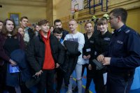 Policjant i uczniowie na Dniu Otwartym PZS w Lędzinach
