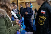 Policjant i uczniowie na Dniu Otwartym PZS w Lędzinach