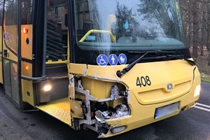 Na zdjęciu widzimy uszkodzony w zdarzeniu drogowym autobus